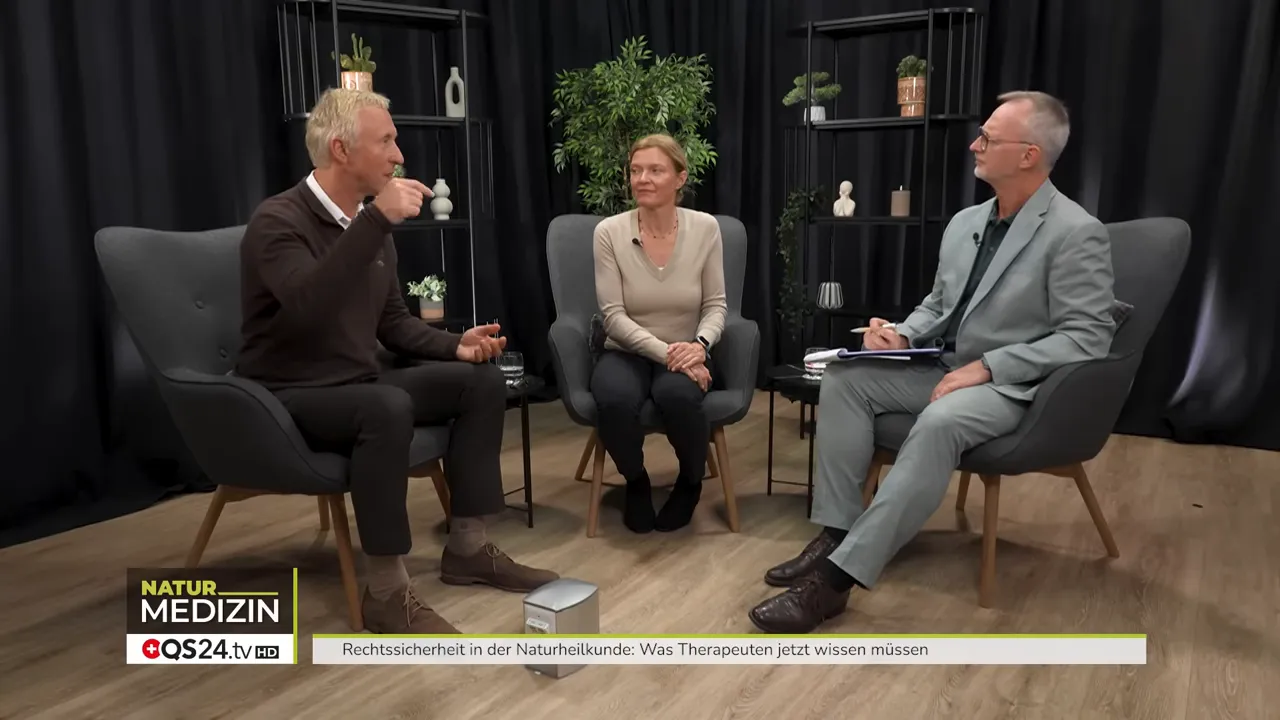 Studio-Interview zur Rechtssicherheit in der Naturheilkunde mit drei Gesprächspartnern bei QS24