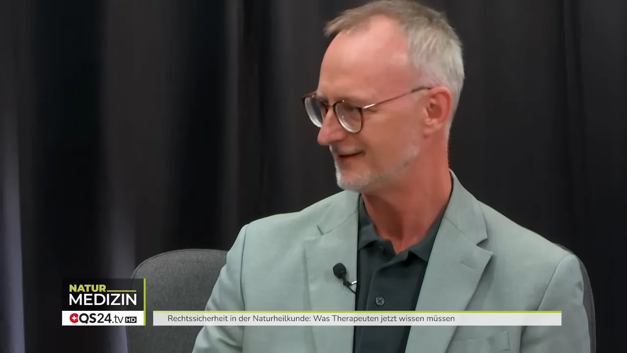 Nahaufnahme eines Interview-Gastes zu Rechtssicherheit in der Naturheilkunde bei QS24