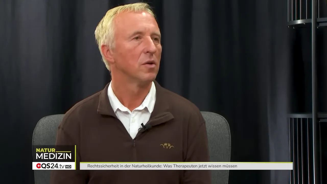 Interview-Screenshot: Dr. Ralf Heinrich zur rechtlichen Bedeutung von Dokumentation in der Naturheilkunde