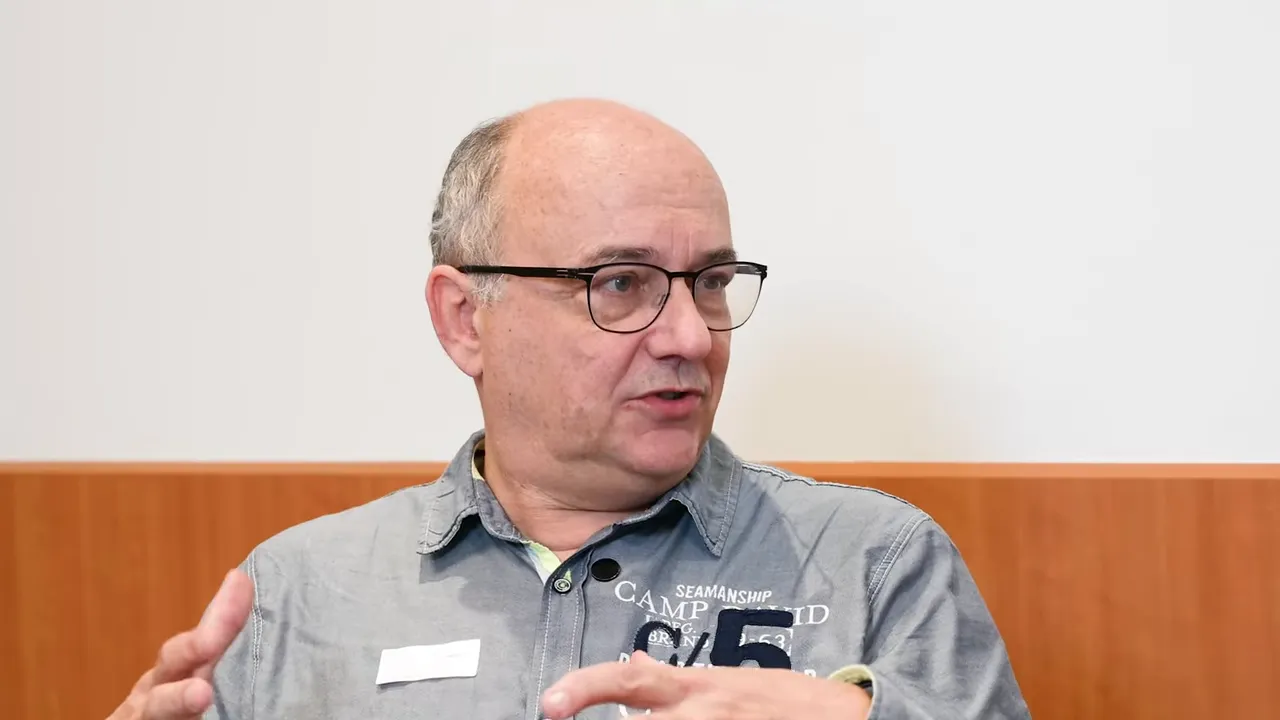 Experte in Gespräch, seitliche Perspektive mit Gestik, erklärt Diagnostik