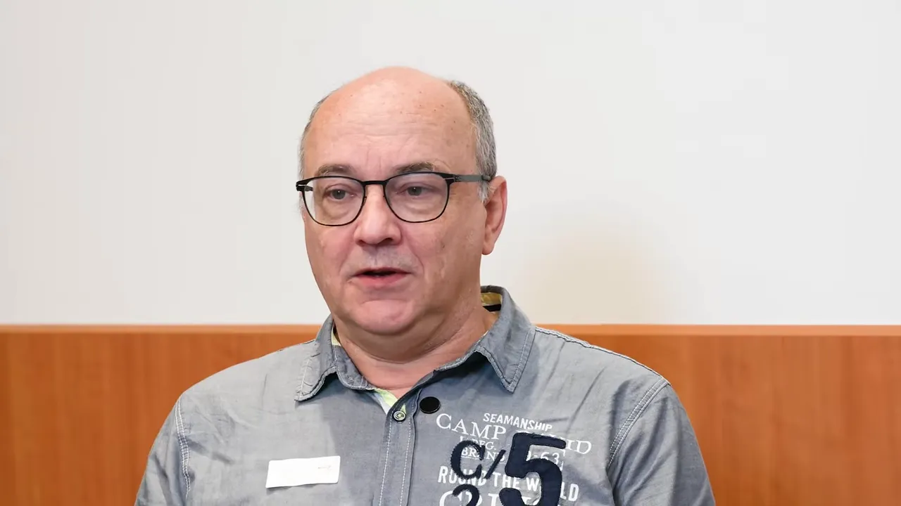 Gut belichtetes Portrait eines Mannes im Interview, neutrale Mimik, geeignet für erklärenden Kontext