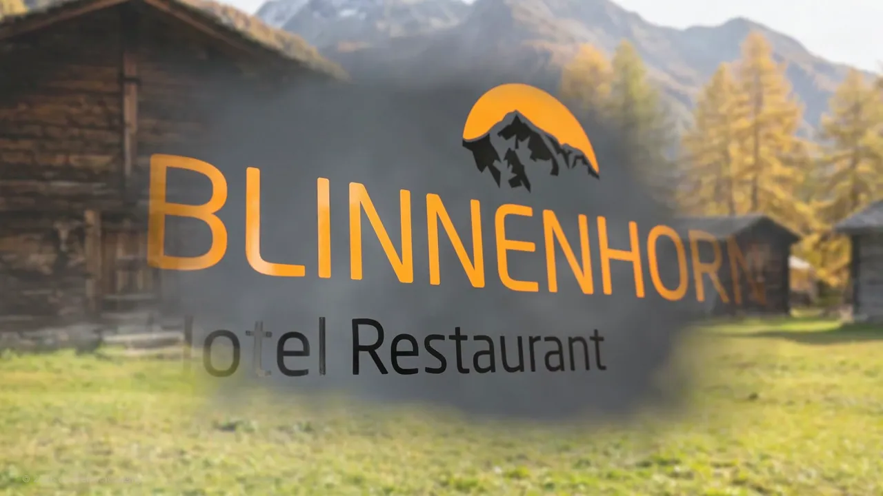 Der Schriftzug Blinnenhorn Hotel Restaurant liegt über einer Landschaft mit Holzhäusern und herbstlichen Bäumen