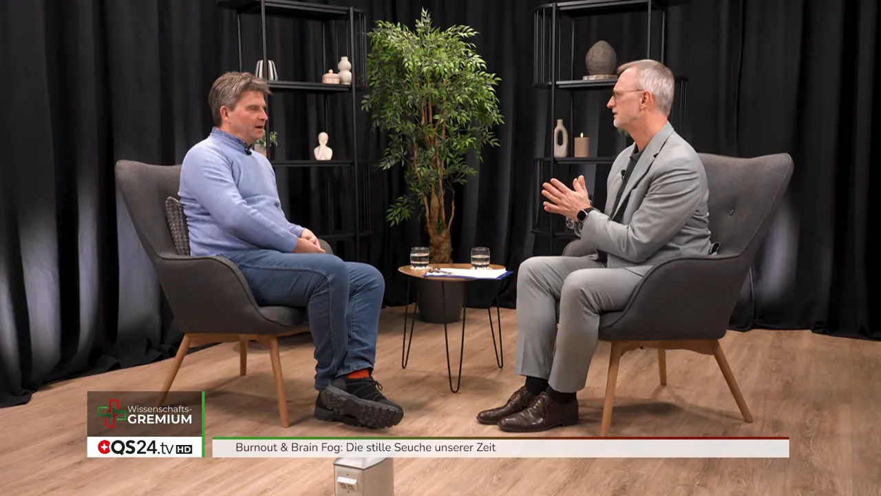 Zwei Gesprächspartner im Studio beim Thema Burnout und Brain Fog