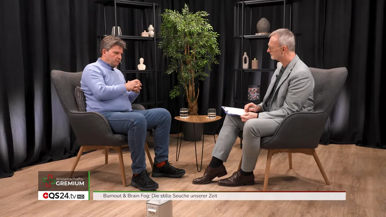Interview im Studio über Burnout und Brain Fog mit Fokus auf Prävention und körperliche Basisversorgung