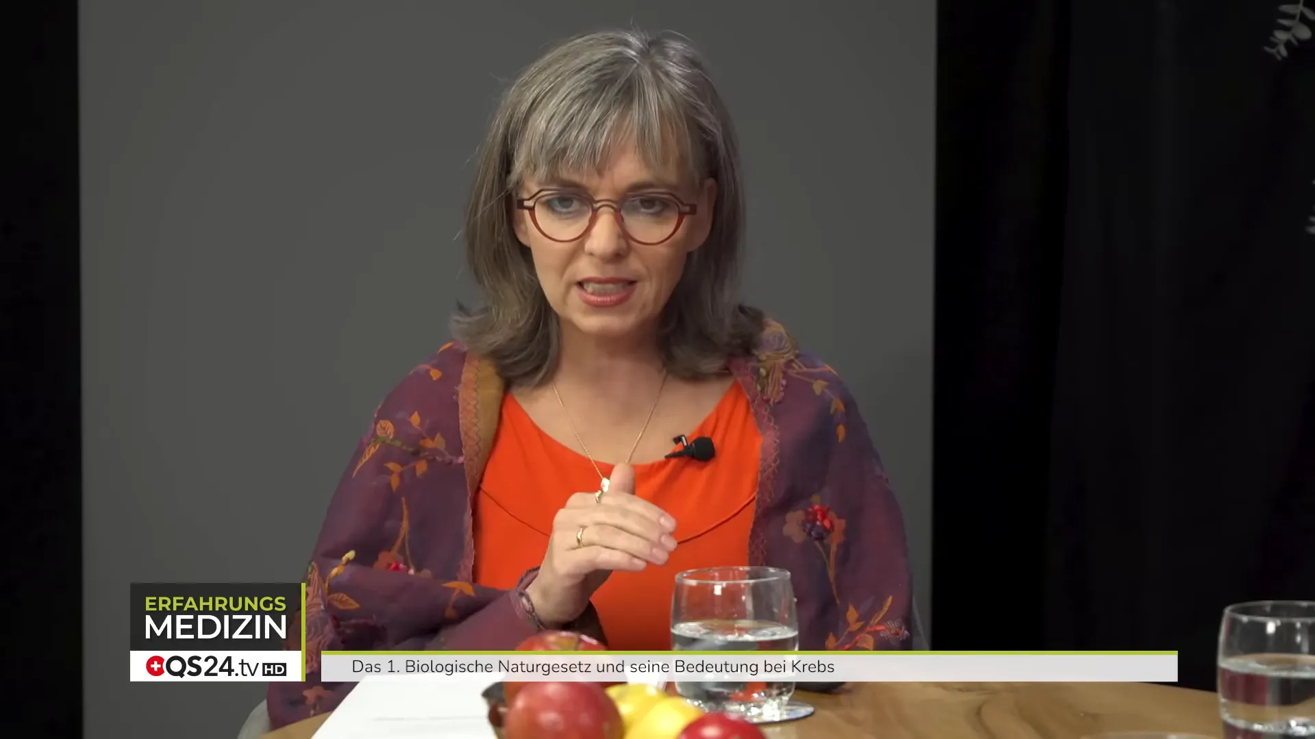 Evelyn erklärt die Vorteile von Online-Sitzungen und Aufnahmen.