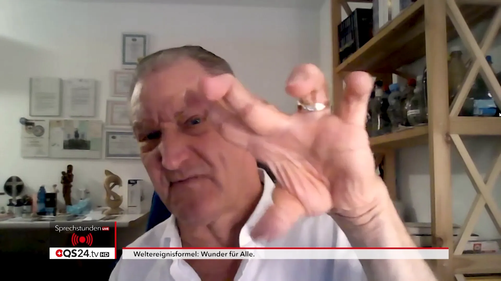 Oliver Brünner zeigt bewegliche Hände