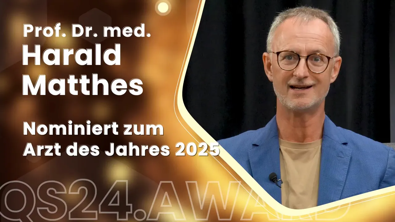 Klares Porträt im Interview vor einem gold‑braunen Award‑Hintergrund; linker Bereich zeigt den Nominierungstext.