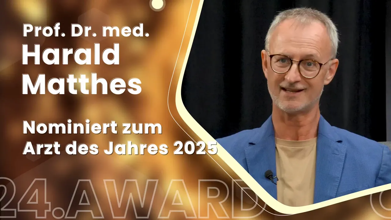 Studioaufnahme: Gast im Interview vor QS24‑Nominierungsgrafik, gute Bildschärfe