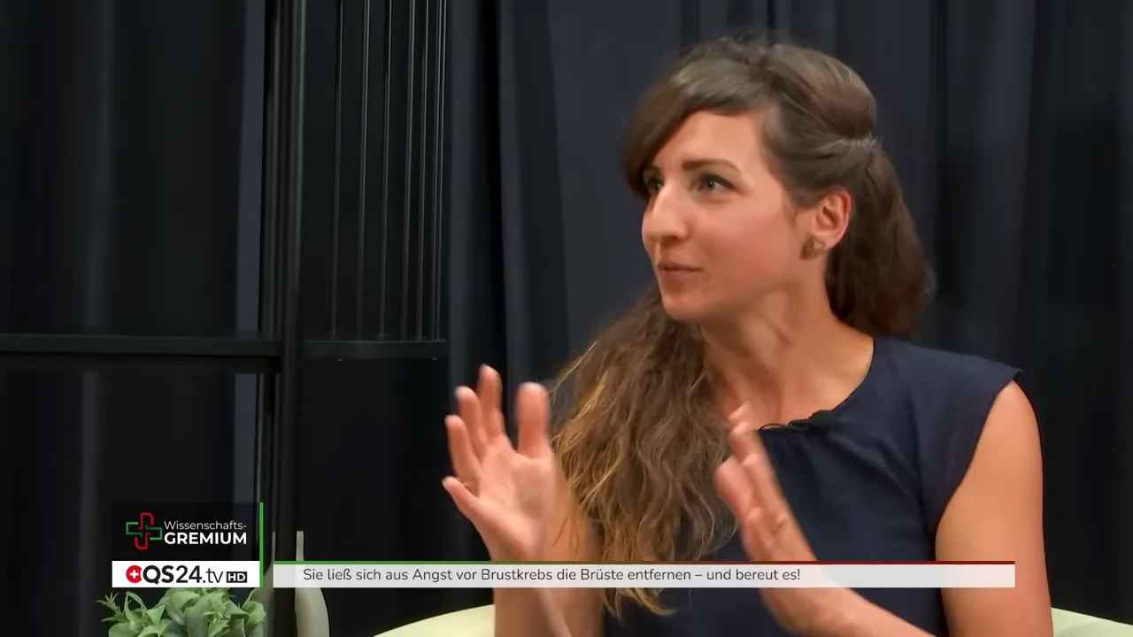 Sarah Neuendorf gestikulierend erklärt Präventionsmaßnahmen