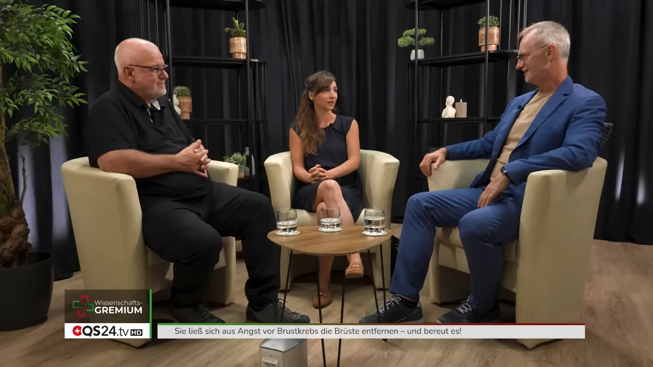 Studioaufnahme: mittlere Gesprächspartnerin spricht engagiert, die anderen hören zu.