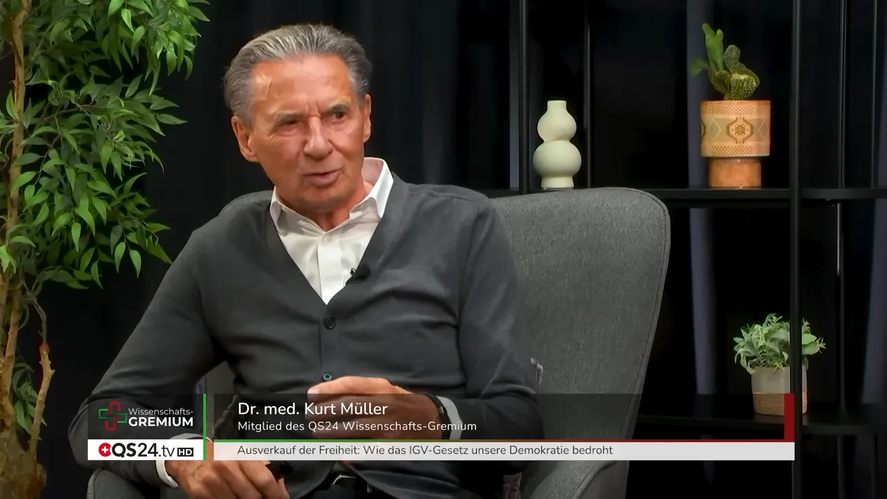 Analyse zu Risiko, Risikowahrnehmung und IGV-Gesetz - Interview mit Dr. med. Kurt Müller, Mitglied des QS24 Wissenschafts-Gremiums 9 Porträtnahe eines Gesprächsgastes im Sessel mit erklärender Mimik und unterer Bildleiste mit Textbalken.