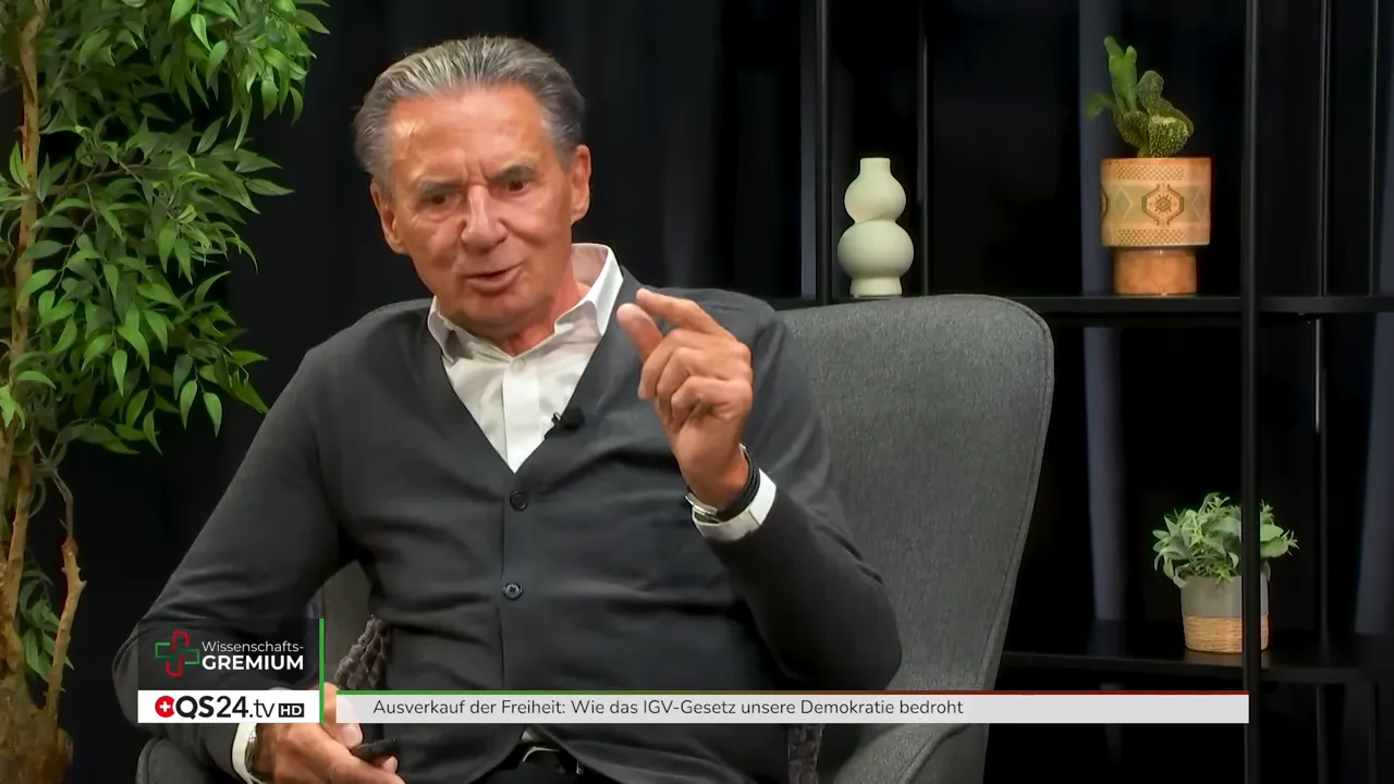 Analyse zu Risiko, Risikowahrnehmung und IGV-Gesetz - Interview mit Dr. med. Kurt Müller, Mitglied des QS24 Wissenschafts-Gremiums 4 Experte im Interview, klare Nahaufnahme mit erklärender Handgeste