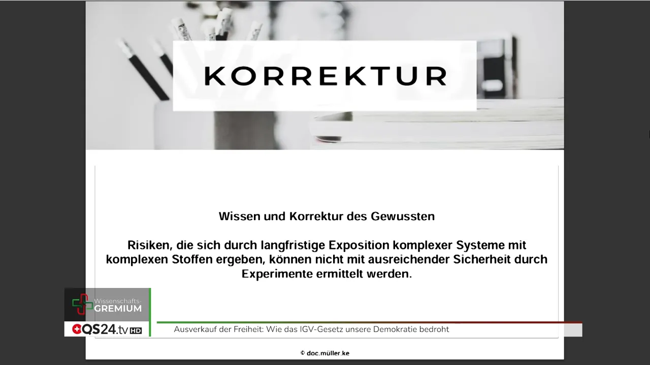 Analyse zu Risiko, Risikowahrnehmung und IGV-Gesetz - Interview mit Dr. med. Kurt Müller, Mitglied des QS24 Wissenschafts-Gremiums 7 Präsentationsfolie mit Schriftzug KORREKTUR und Text zu 'Wissen und Korrektur des Gewussten'; deutlicher, gut lesbarer Slide.