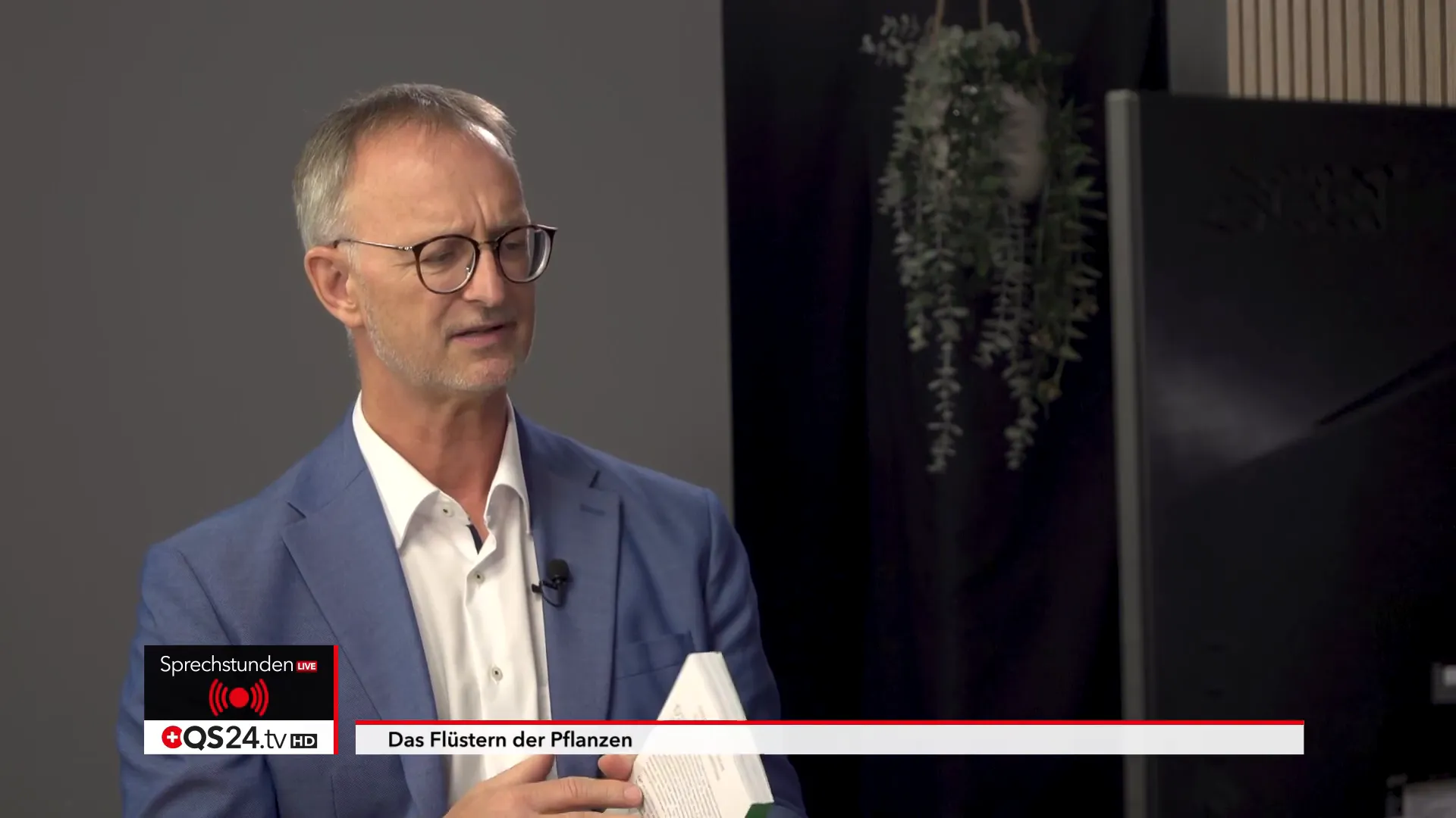 Peter Emmrich präsentiert sein neues Buch über Wildkräuter