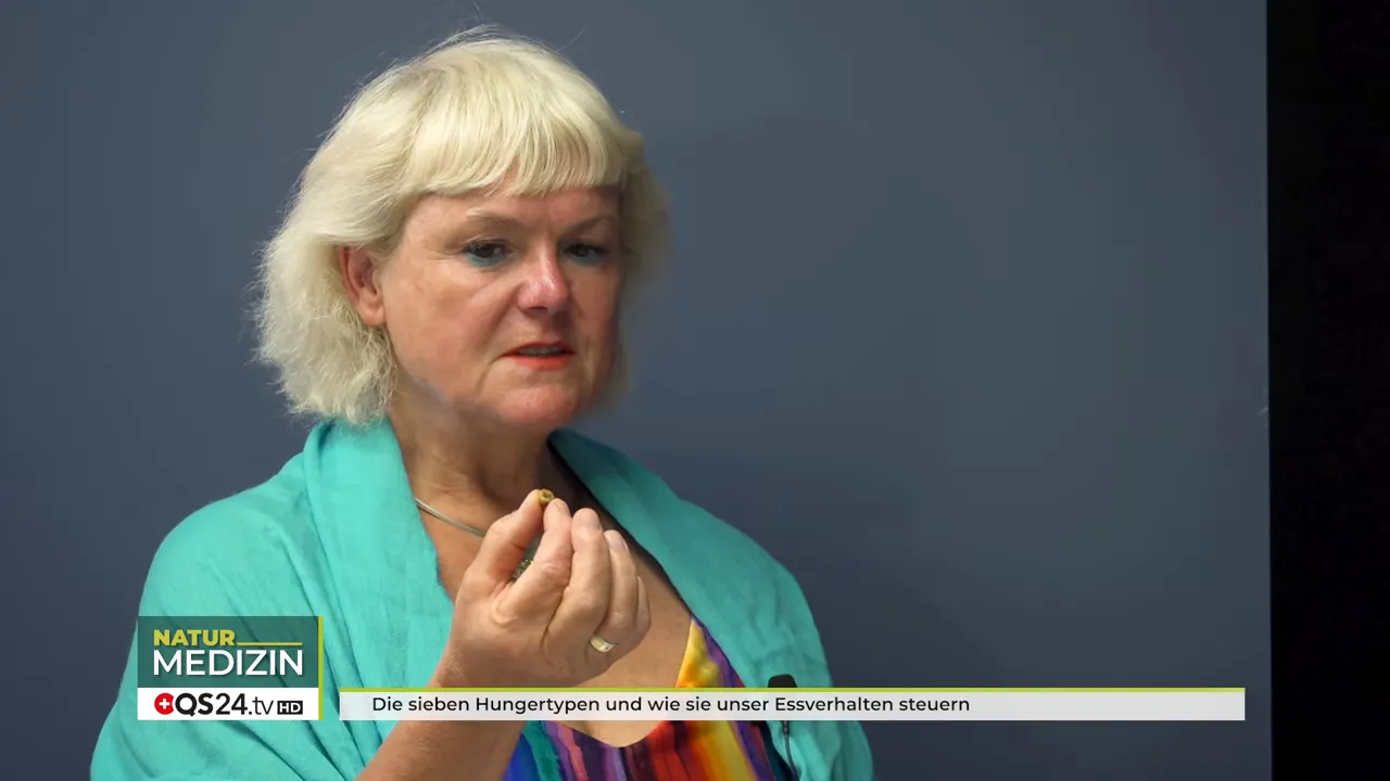 Die sieben Hungertypen und wie sie unser Essverhalten steuern - Interview mit Dr. med. Gesine Petereit, F.X. Mayr-Ärztin und Ausbildnerin 1 Demonstration der Rosinenübung mit einer Maulbeere