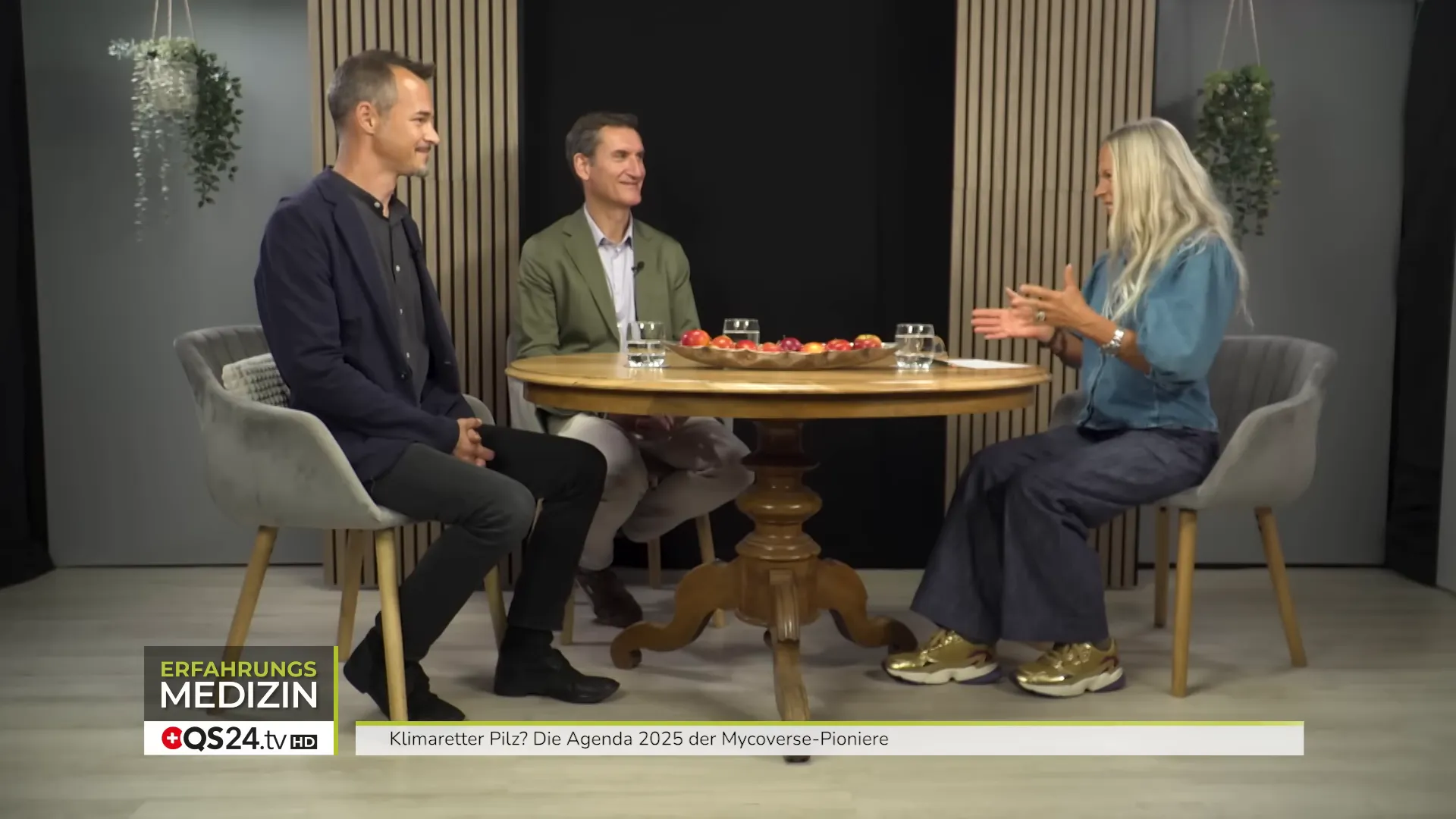 Moderatorin Britta Berthold begrüsst Marc Stüttler und Alexis Kaiser