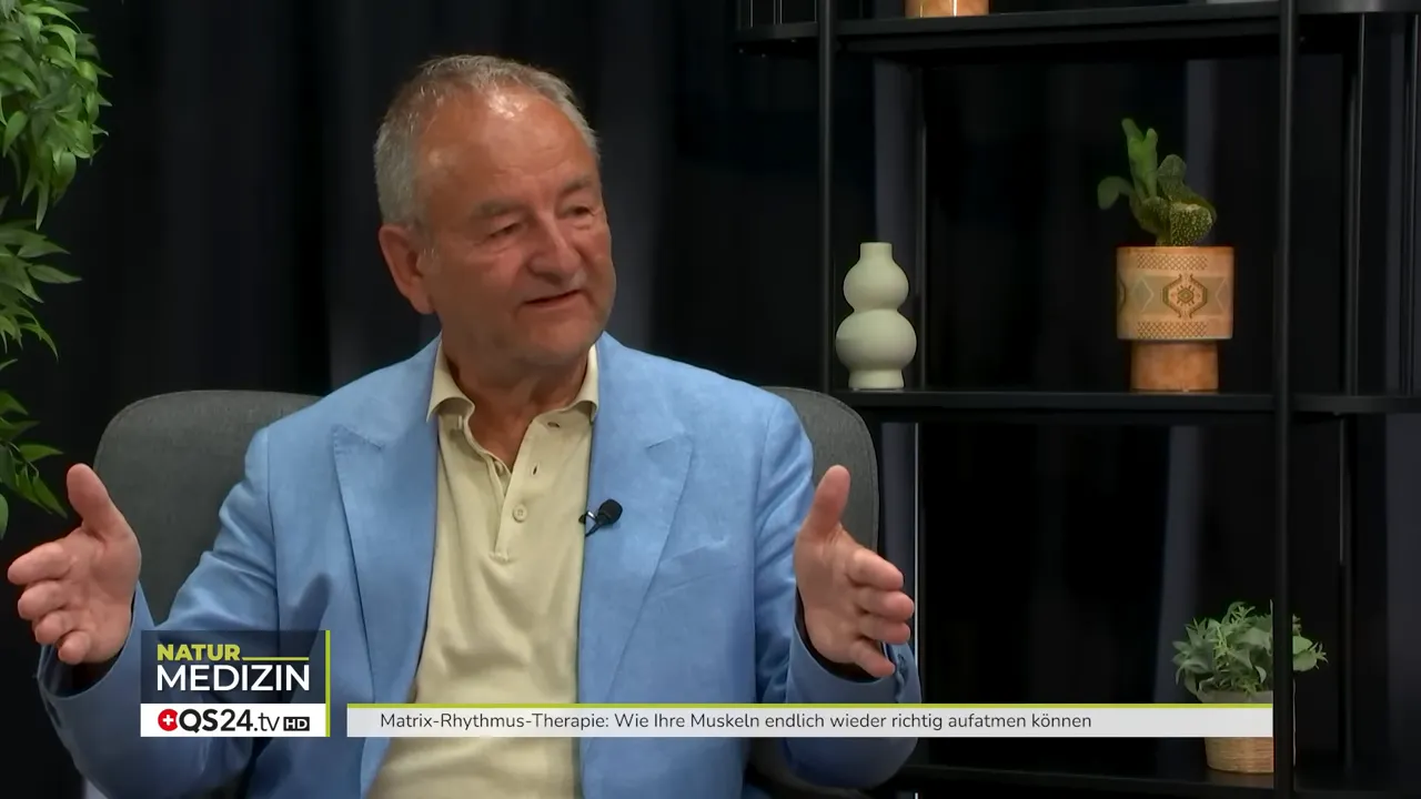 Wie Ihre Muskeln wieder aufatmen können - Interview mit Dr. Ulrich Randoll, Begründer der Matrix‑Rhythmus‑Therapie 4 Interviewgast gestikuliert mit ausgestreckten Händen, zeigt symbolisch einen Bereich