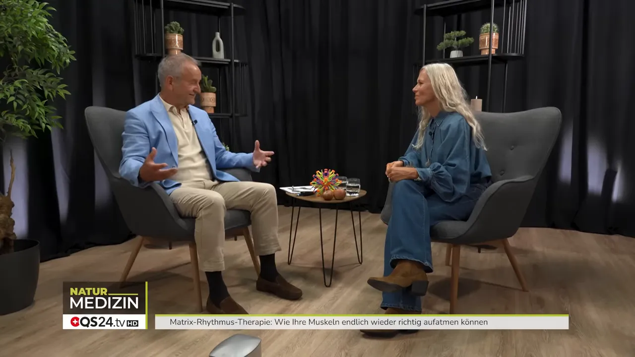 Wie Ihre Muskeln wieder aufatmen können - Interview mit Dr. Ulrich Randoll, Begründer der Matrix‑Rhythmus‑Therapie 1 Zweistellige Gesprächsszene im Studio mit Gastgeberin und Gast, beide im Gespräch