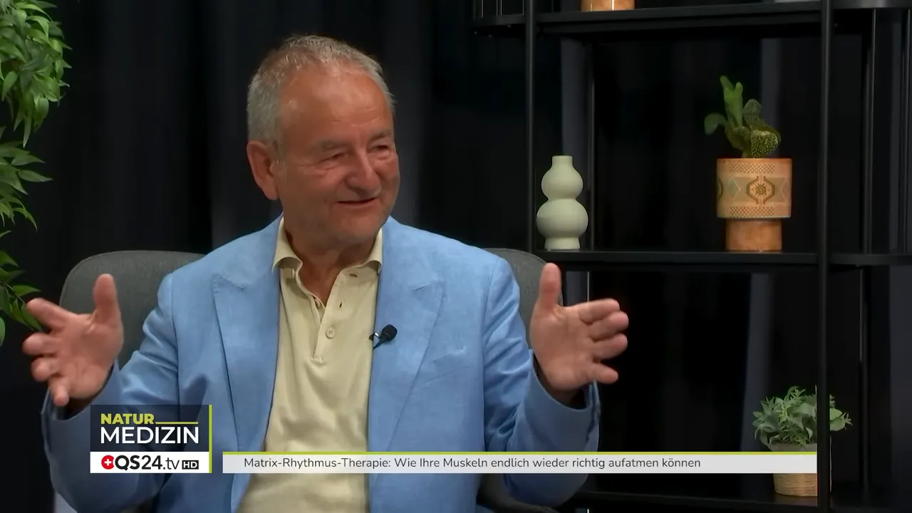 Wie Ihre Muskeln wieder aufatmen können - Interview mit Dr. Ulrich Randoll, Begründer der Matrix‑Rhythmus‑Therapie 2 Dr. Ulrich Randoll lächelnd und gestikulierend im Interview über Matrix‑Rhythmus‑Therapie