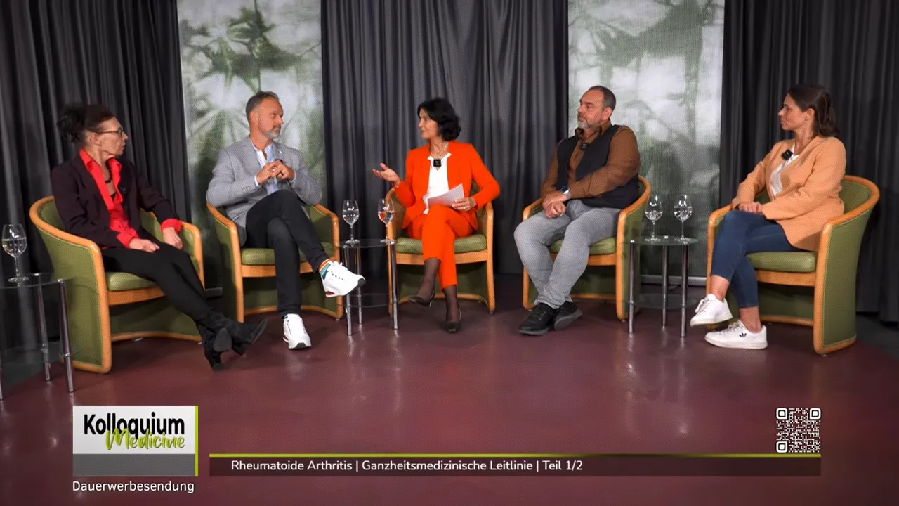 Fünf Expertinnen und Experten sitzen auf Sesseln in einer Podiumsdiskussion; Moderatorin in der Mitte, Studiovorhang und Moderationsgrafik am unteren Bildrand.