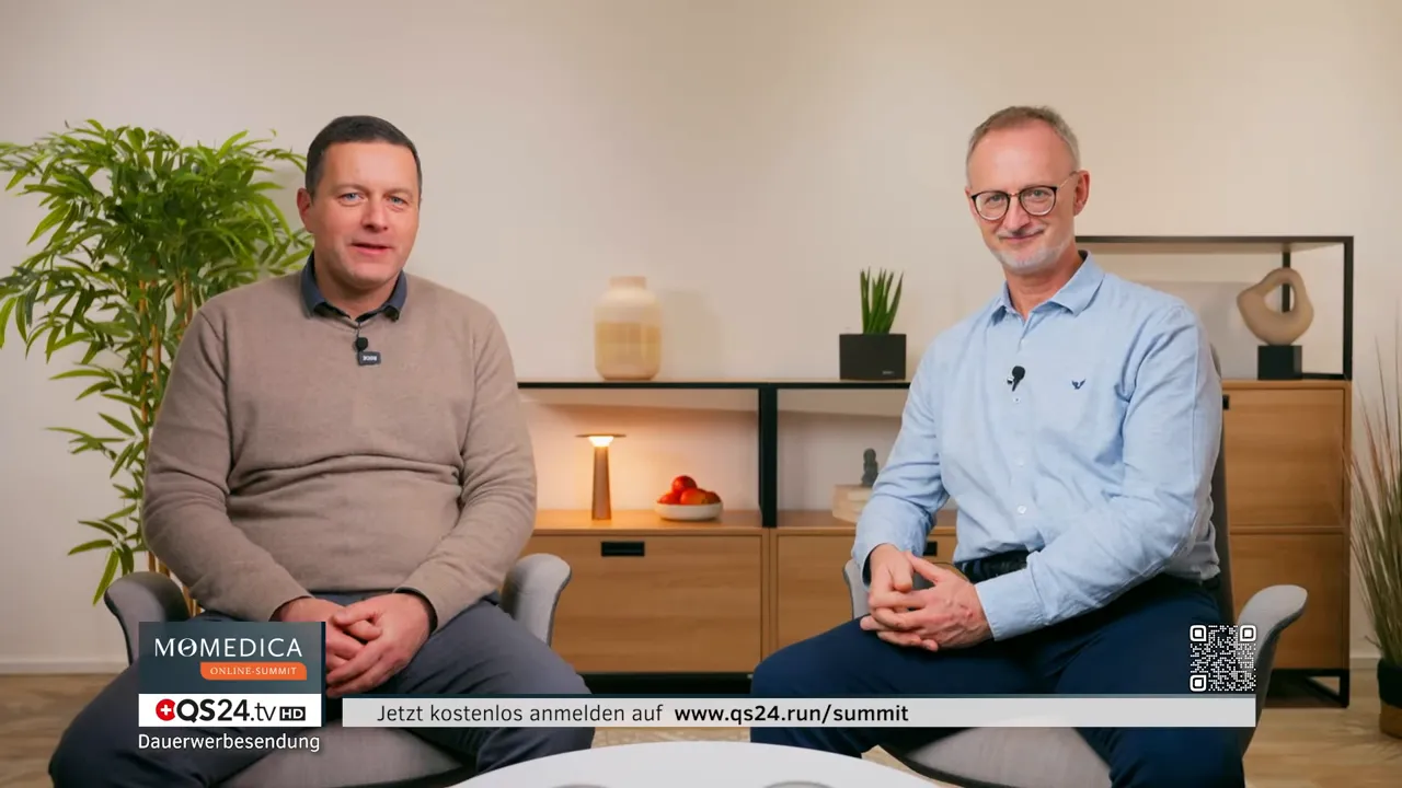 Zwei Moderatoren frontal im Studio mit MOMEDICA-Logo und Call-to-Action-Leiste