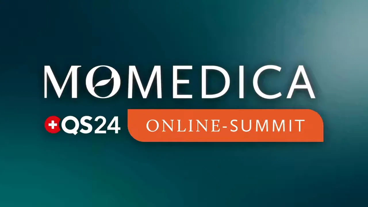 MOMEDICA Online-Summit Logo mit QS24 Hinweis auf grün-blauem Hintergrund