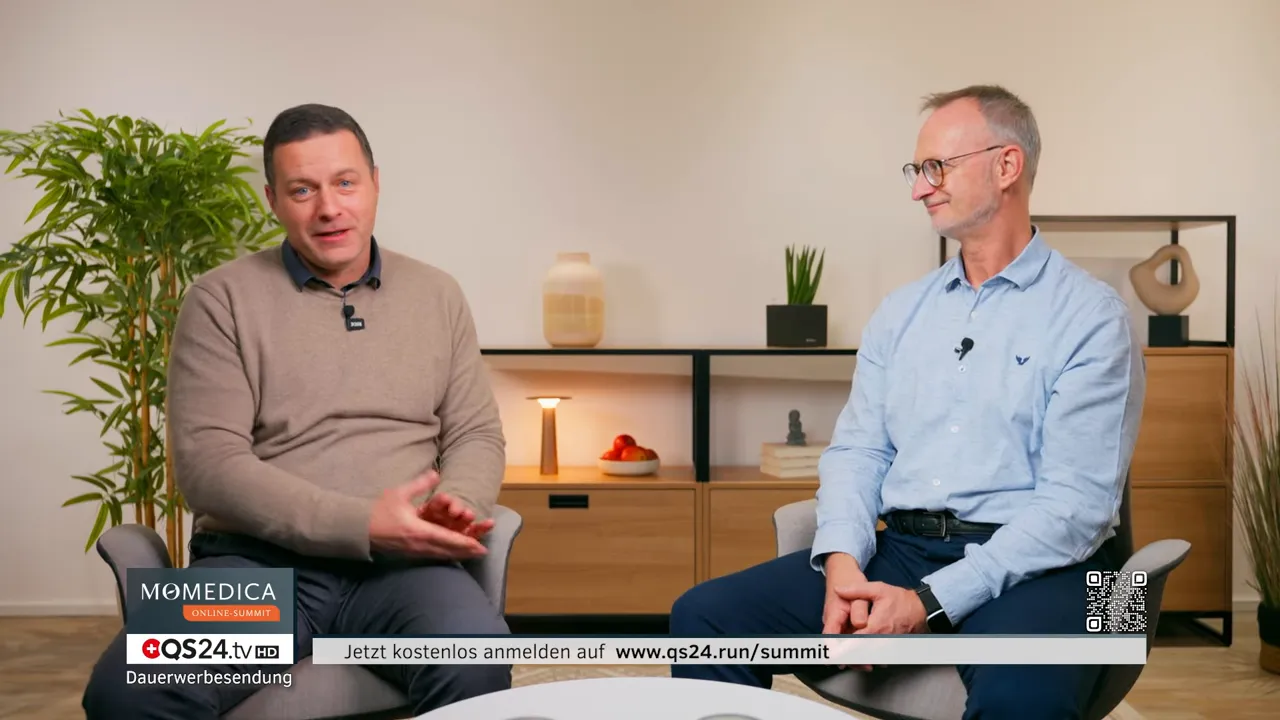 Zwei Experten sitzen im Studio und präsentieren im MOMEDICA-Interview