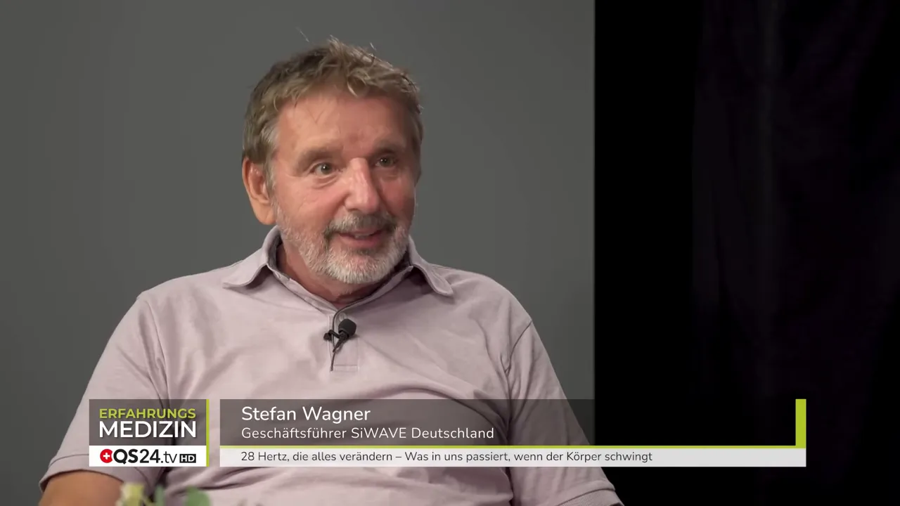 Was in uns passiert, wenn der Körper schwingt - Interview mit Stefan Wagner und Andy Briker, SiWAVE-Geschäftsführer und Anwender 4 Interviewgast im Studio mit unterlegtem Informationsbalken, spricht über Anwendererfahrungen