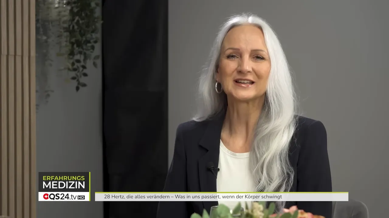 Was in uns passiert, wenn der Körper schwingt - Interview mit Stefan Wagner und Andy Briker, SiWAVE-Geschäftsführer und Anwender 1 Alexandra Wurlitzer lächelnd im Studio, Einleitung zum Thema Schwingung