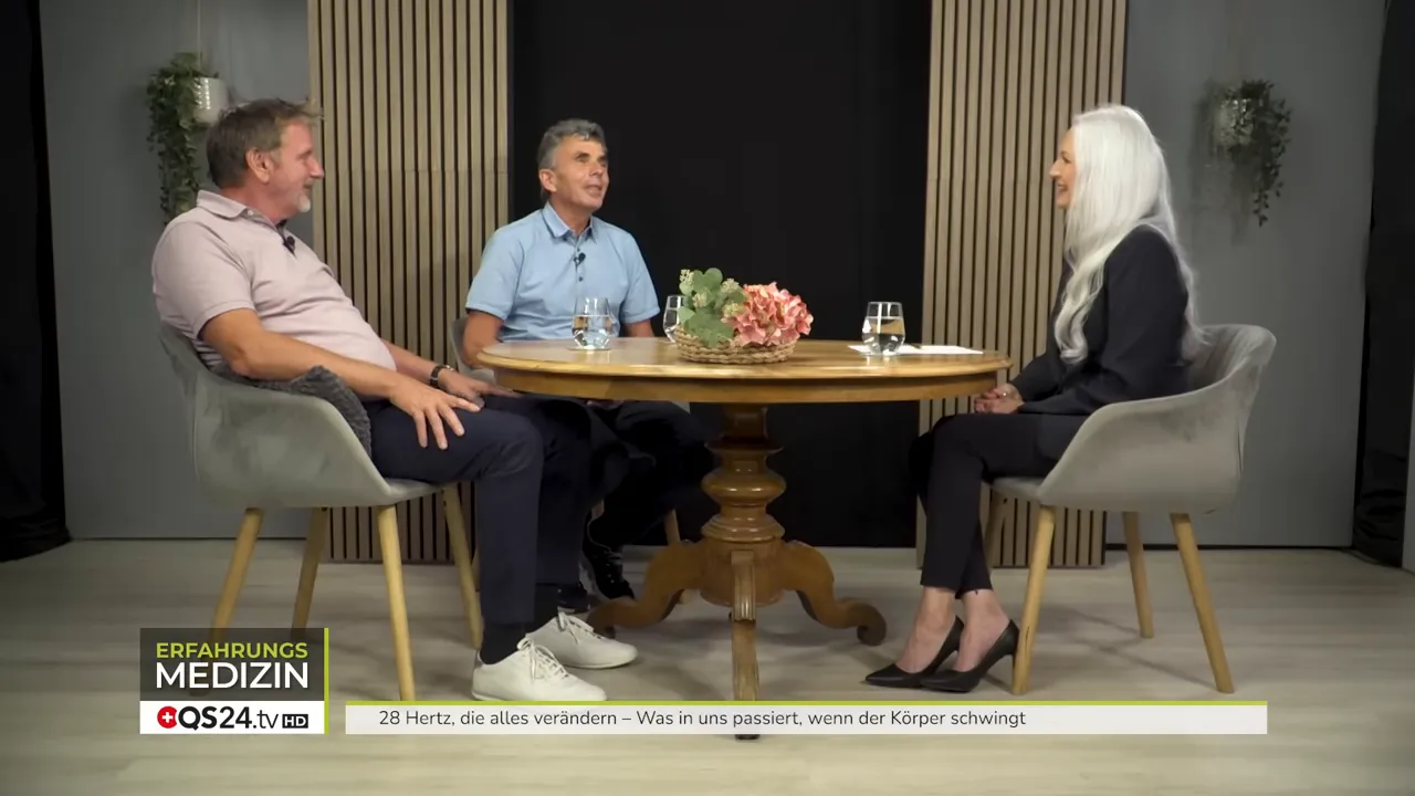 Was in uns passiert, wenn der Körper schwingt - Interview mit Stefan Wagner und Andy Briker, SiWAVE-Geschäftsführer und Anwender 3 Drei Personen im Interview an einem runden Tisch im Studio