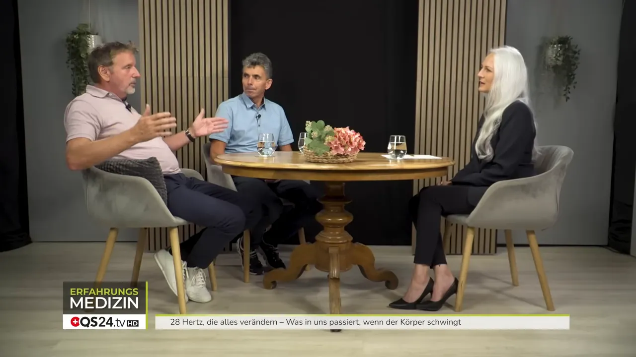 Was in uns passiert, wenn der Körper schwingt - Interview mit Stefan Wagner und Andy Briker, SiWAVE-Geschäftsführer und Anwender 2 Drei Gesprächspartner am Tisch, der linke Teilnehmer gestikuliert beim Erklären