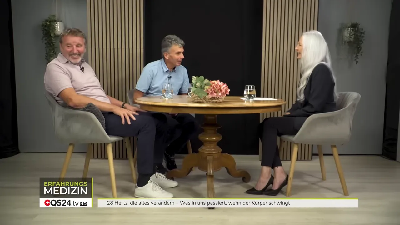 Was in uns passiert, wenn der Körper schwingt - Interview mit Stefan Wagner und Andy Briker, SiWAVE-Geschäftsführer und Anwender 5 Drei Personen im Gespräch an einem runden Tisch im Studio, Austausch über Übungen und Routine