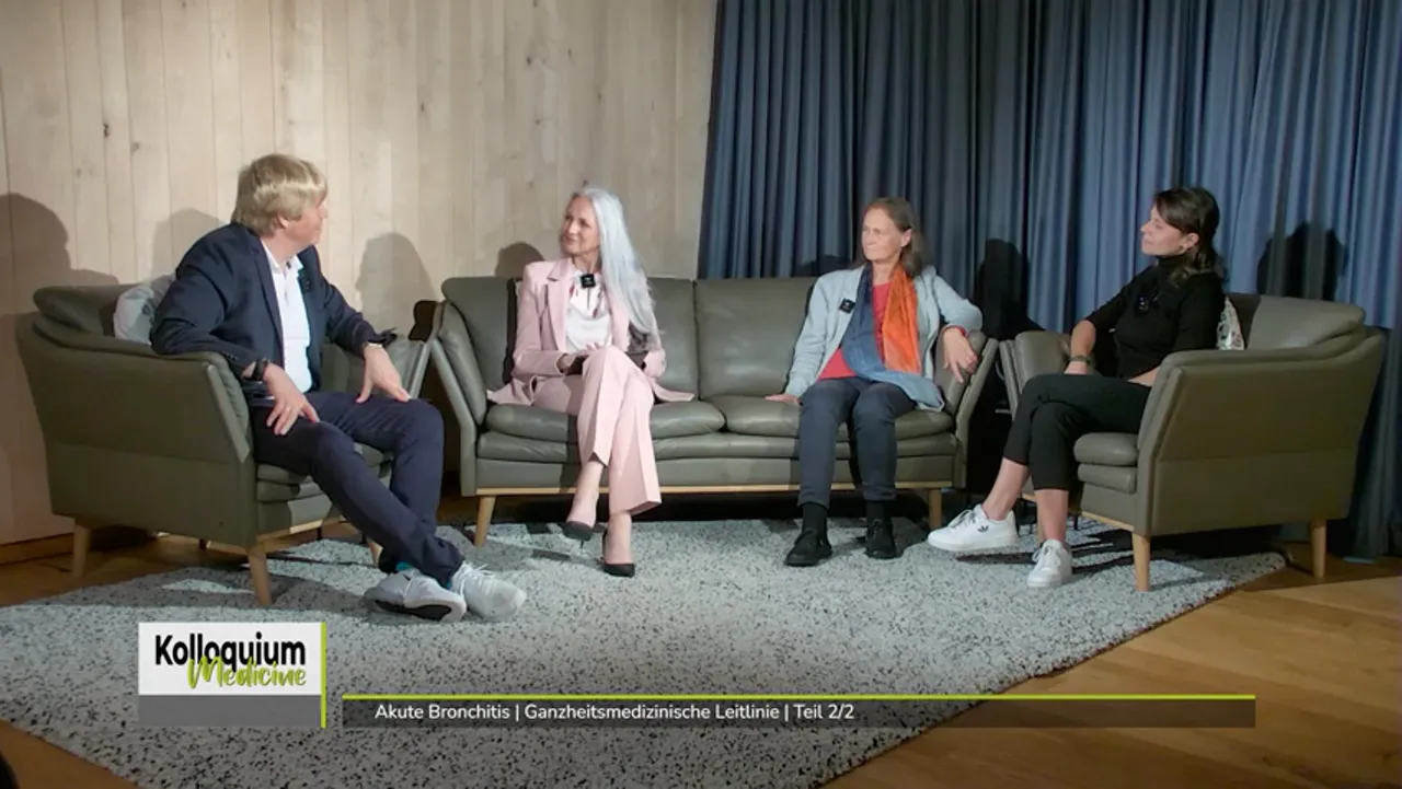 Weitwinkelaufnahme der gesamten Diskussionsrunde auf Sofas beim Kolloquium