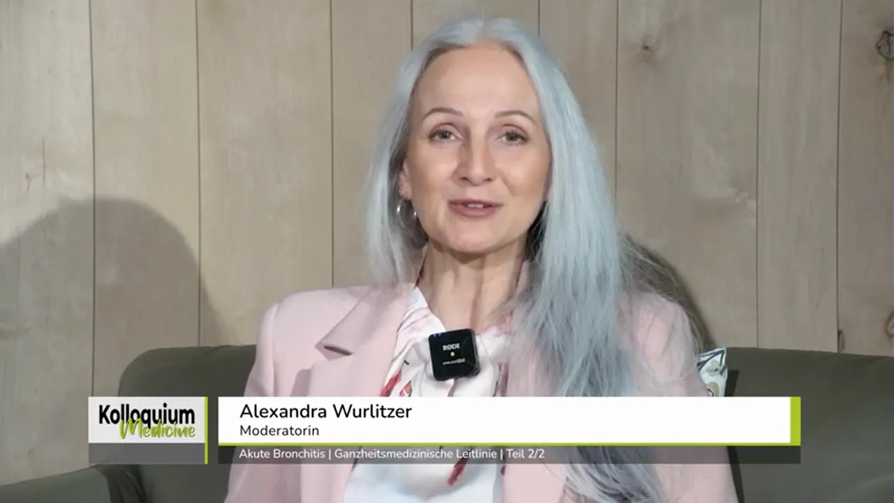 Moderatorin mit eingeblendeter Informationsleiste und Ansteckmikrofon