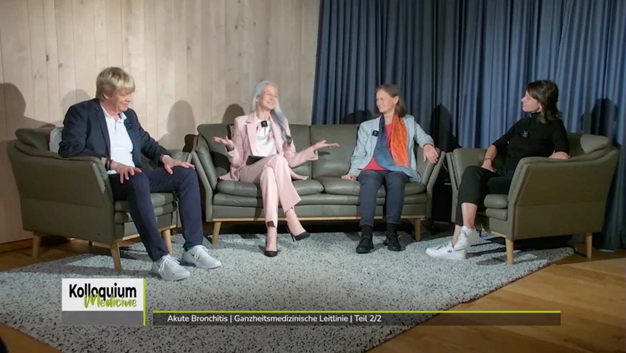 Expertenrunde auf Sofa, Moderatorin in gestischer Bewegung