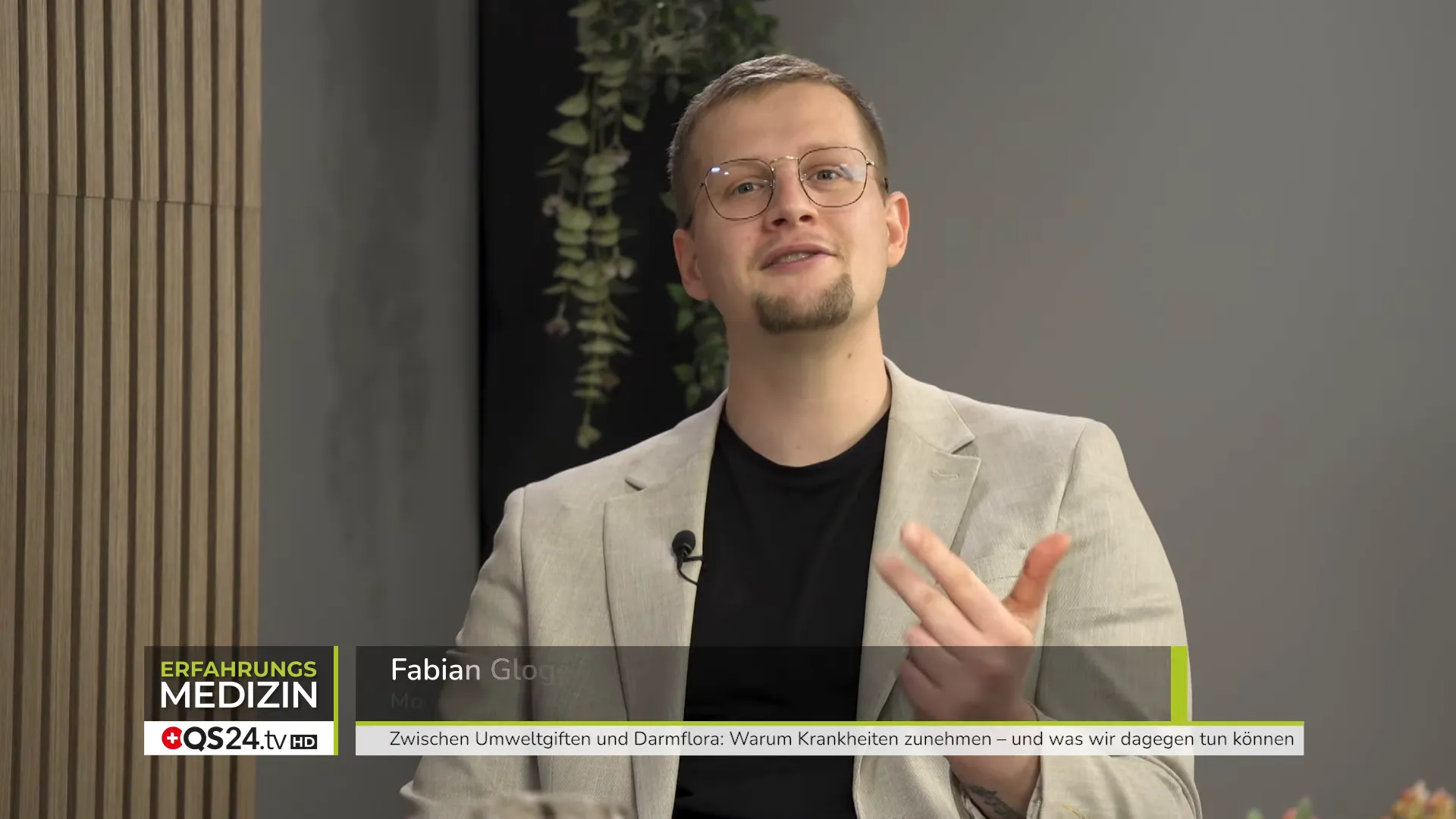 Moderator fordert die Zuschauer zum Nachdenken und Handeln auf