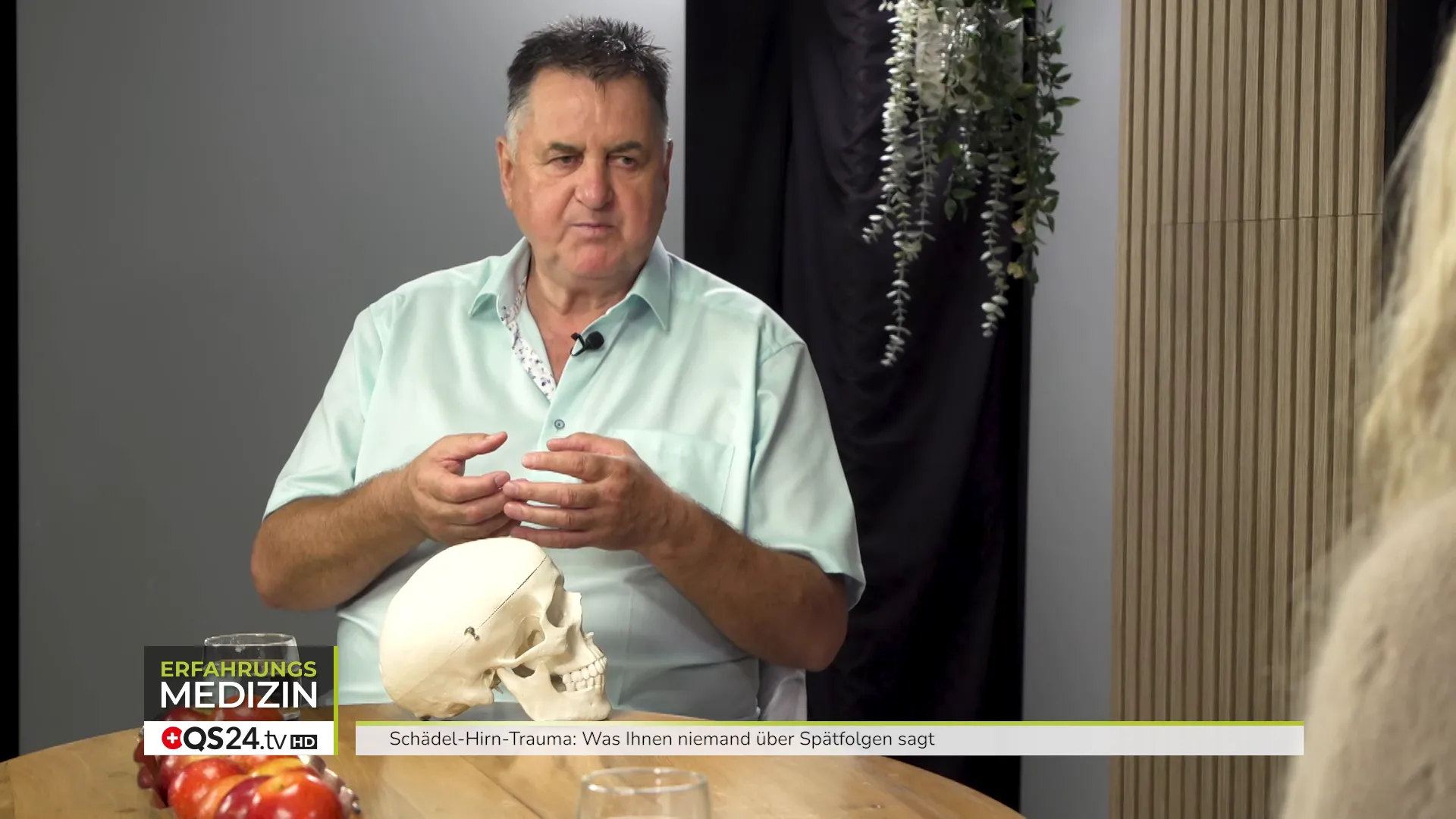 Nahaufnahme: Hände arbeiten präzise am Schädel