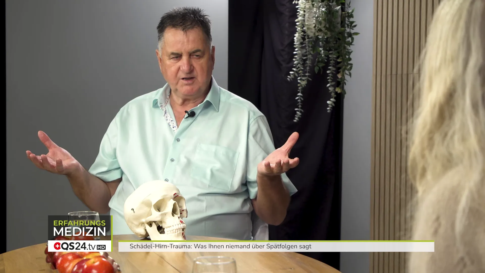 Behandlungsraum: Patient entspannt auf Liege