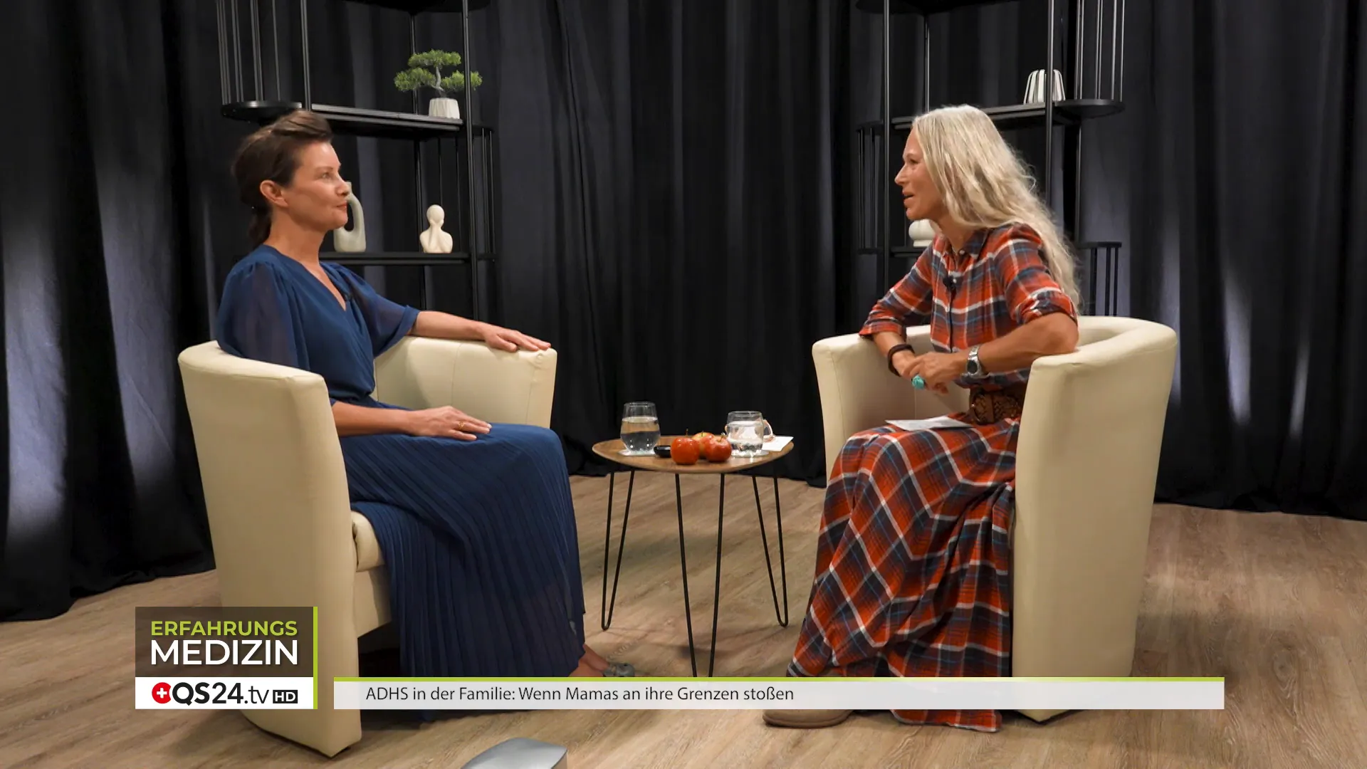 Jana McMenamin begrüßt im Studio am Bodensee