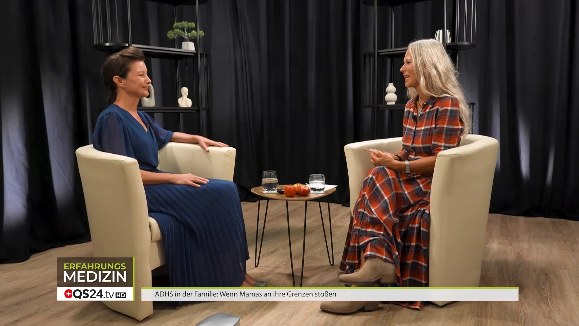 Jana erklärt ihr Mentoring‑Konzept für Mütter