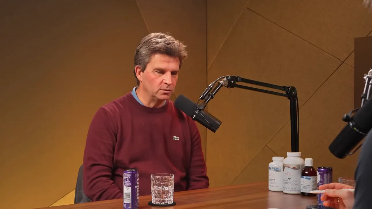 Podcast-Studio mit Sprecher und Produkten auf dem Tisch im Kontext von Phospholipiden und Membranbiologie