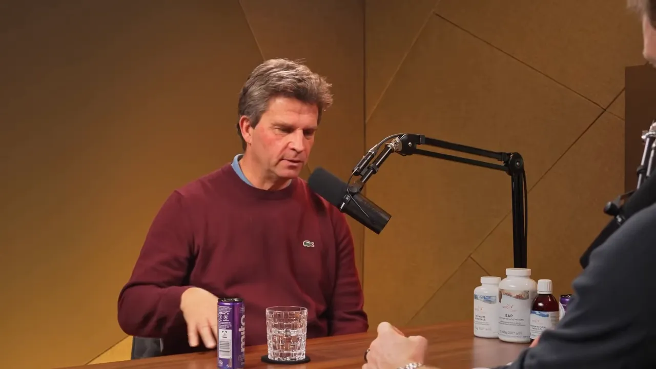 Studio-Screenshot mit Mikrofon, Glas und Produkten beim Thema Öl und Eiweiß