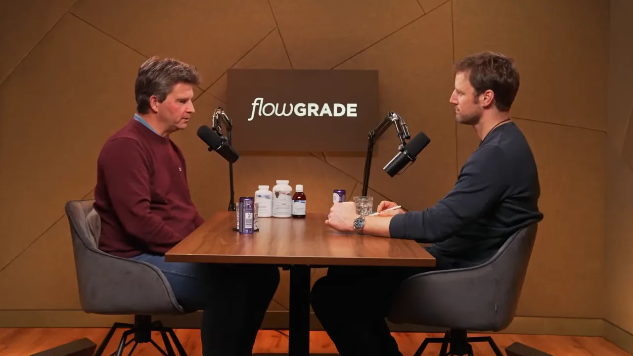 Podcaststudio mit Gästen und Nährstoff- bzw. Supplement-Gläsern und -Dosen im Gespräch
