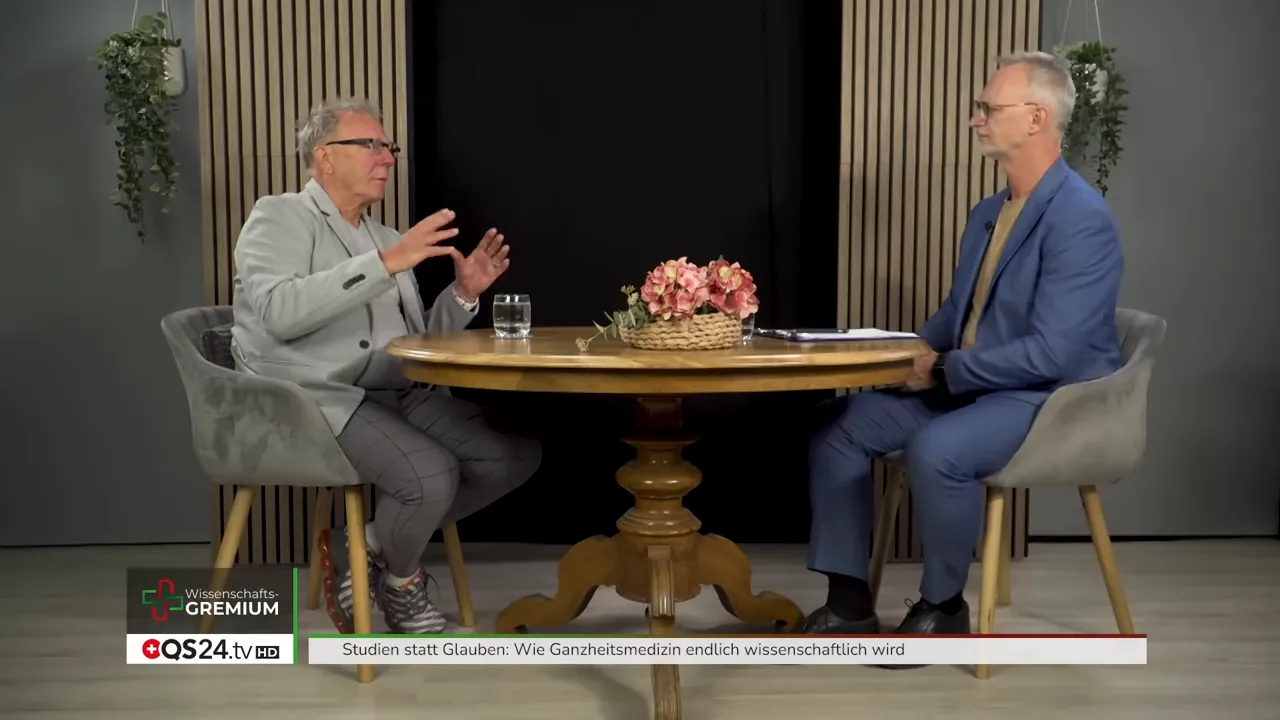 So wird Ganzheitsmedizin wissenschaftlich - Interview mit Prof. Dr. Dr. Claus Muss, Pionier der Präventionsmedizin 2 Zwei Gesprächspartner am Tisch, links Professor gestikuliert erklärend