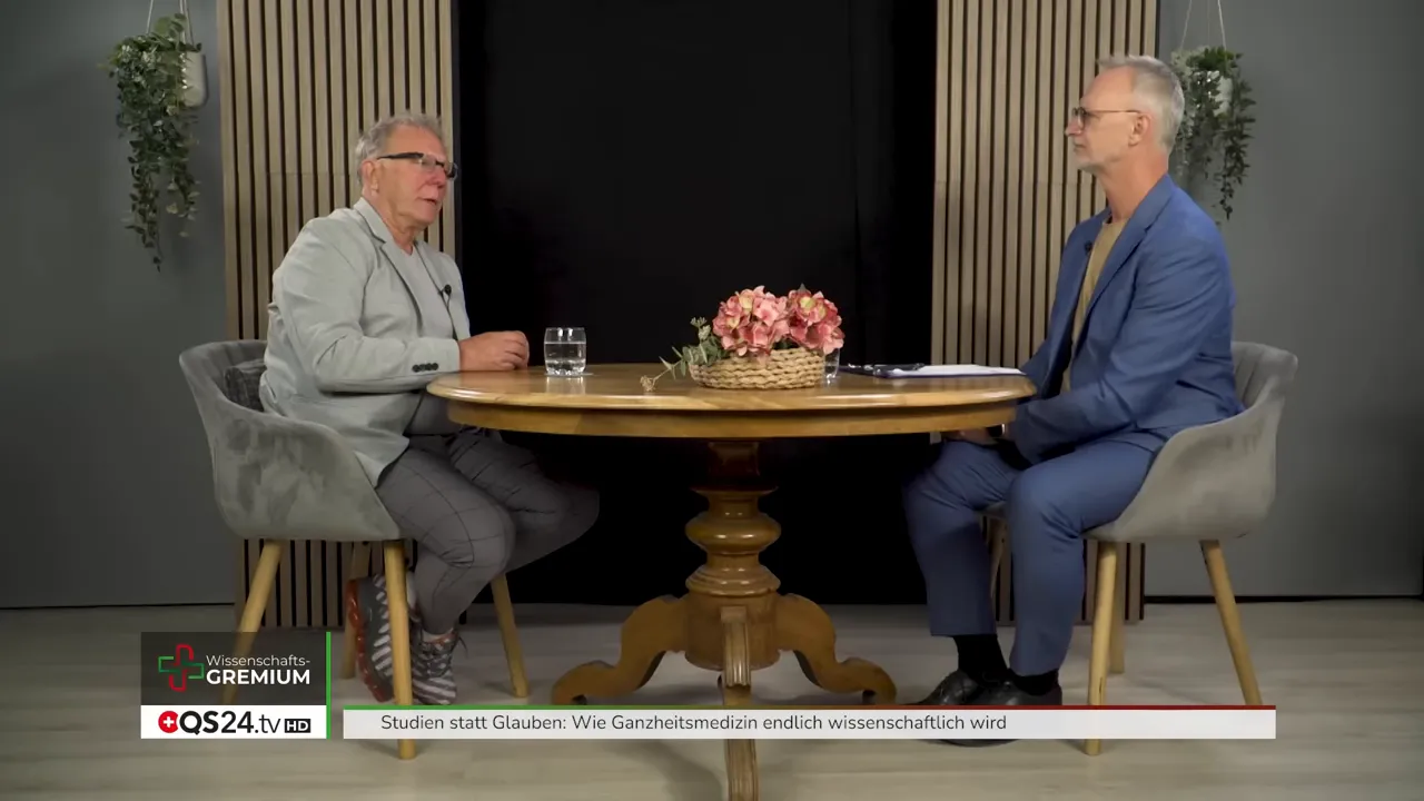 So wird Ganzheitsmedizin wissenschaftlich - Interview mit Prof. Dr. Dr. Claus Muss, Pionier der Präventionsmedizin 7 Zwei Gesprächspartner am runden Tisch im Studio