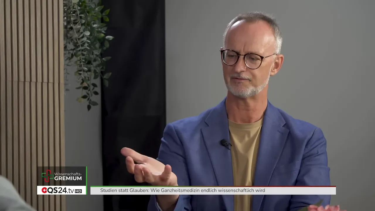 So wird Ganzheitsmedizin wissenschaftlich - Interview mit Prof. Dr. Dr. Claus Muss, Pionier der Präventionsmedizin 3 Interviewpartner mit offener Handgeste erläutert wie Studien messbare Daten liefern