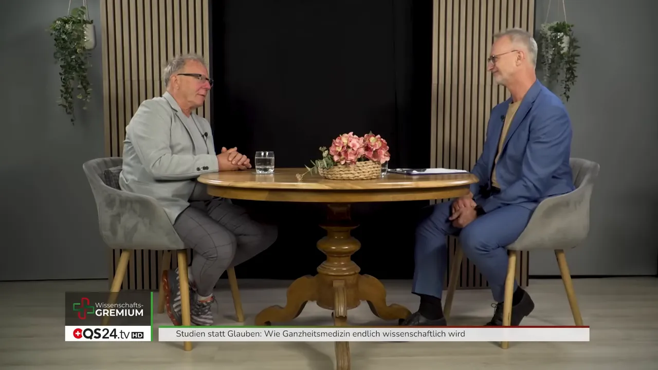 So wird Ganzheitsmedizin wissenschaftlich - Interview mit Prof. Dr. Dr. Claus Muss, Pionier der Präventionsmedizin 4 Zwei Gesprächspartner sitzen sich an einem runden Tisch gegenüber, Studioaufnahme