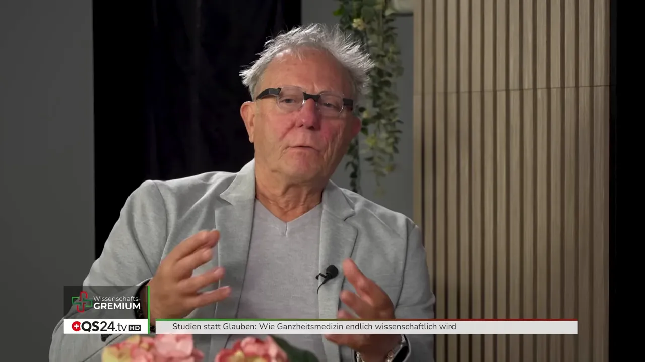 So wird Ganzheitsmedizin wissenschaftlich - Interview mit Prof. Dr. Dr. Claus Muss, Pionier der Präventionsmedizin 1 Interviewpartner gestikuliert mit beiden Händen, erklärt zwei Säulen der Präventionsmedizin