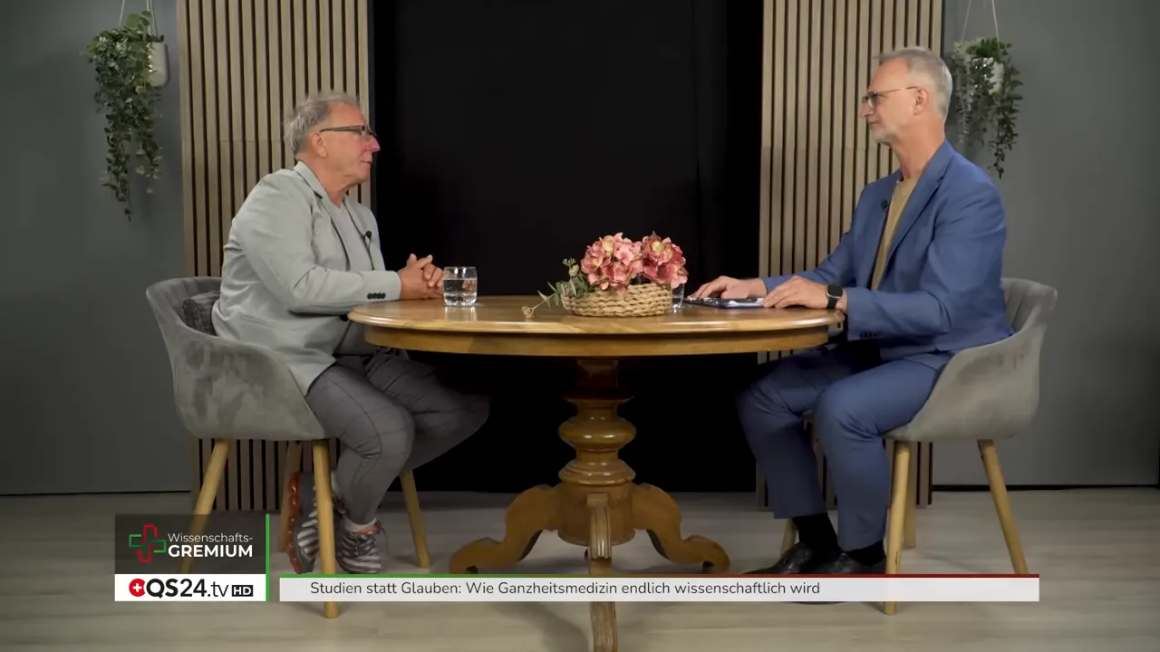 So wird Ganzheitsmedizin wissenschaftlich - Interview mit Prof. Dr. Dr. Claus Muss, Pionier der Präventionsmedizin 5 Zwei Gesprächspartner am runden Tisch im Studio, Totale