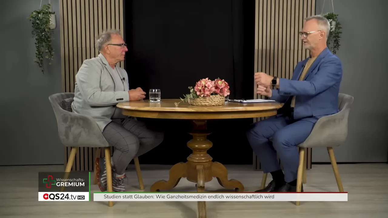 So wird Ganzheitsmedizin wissenschaftlich - Interview mit Prof. Dr. Dr. Claus Muss, Pionier der Präventionsmedizin 6 Weite Studioaufnahme: zwei Gesprächspartner an rundem Tisch diskutieren Studien